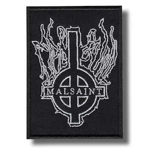 Può includere: Toppa rettangolare nera con design ricamato bianco. Il design presenta una croce con la scritta "MALSAINT" e figure stilizzate. La toppa è probabilmente per abbigliamento o accessori.