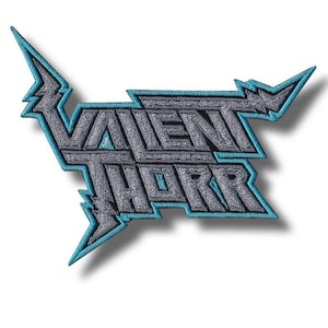 Könnte beinhalten: Gestickter Aufnäher mit dem Text "VALENT HORR" in einer stilisierten, eckigen Schriftart. Der Aufnäher hat ein grau-blaues Farbschema mit einem hellblauen Rand und Blitzakzenten.
