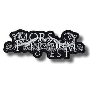 Op de afbeelding: Zwart geborduurde patch met de witte tekst "MORS PRINCIPIUM EST". De patch heeft een decoratieve rand en is waarschijnlijk bedoeld voor kleding of accessoires.