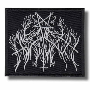 Puede incluir: Parche rectangular negro con un diseño blanco estilizado e intrincado que presenta un pentagrama y elementos similares a ramas. El parche tiene una textura tejida y una sombra oscura.