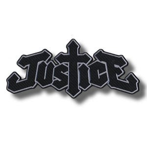 Op de afbeelding: Zwart geborduurde patch met het woord "Justice" in een gotisch lettertype. De patch heeft een witte rand en een kruis in het ontwerp. Geschikt voor kleding of accessoires.