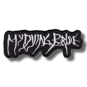 Può includere: Toppa ricamata nera con la scritta bianca "MY DYING BRIDE" in caratteri stilizzati. La toppa ha un bordo nero e una forma irregolare, con un effetto gocciolante in basso a destra. Adatta per abbigliamento o accessori.