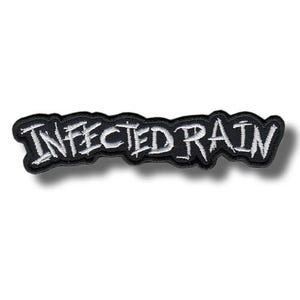 Op de afbeelding: Een zwart geborduurd embleem met de tekst "INFECTED RAIN" in witte, gestileerde letters. Het embleem heeft een zwarte rand en is bedoeld om op kleding of accessoires te naaien of te strijken.