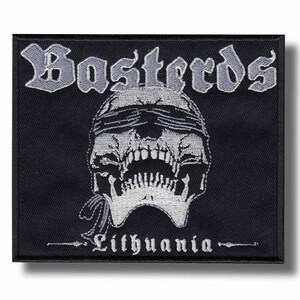 Può includere: Toppa ricamata nera con la scritta "Basterds" sopra un teschio con una benda. La parola "Lithuania" è ricamata sotto. La toppa ha una forma rettangolare.