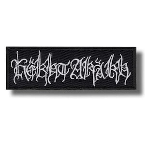 Könnte beinhalten: Ein rechteckiger schwarzer Aufnäher mit weiß gesticktem Text. Der Text scheint ein Bandname oder -logo in einer gotischen oder Heavy-Metal-Schriftart zu sein. Der Aufnäher ist wahrscheinlich für Kleidung oder Accessoires.