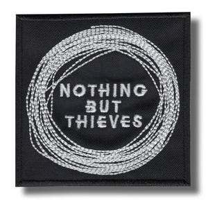 Pode incluir: Patch quadrado preto com texto e design bordados em branco. O texto diz "NOTHING BUT THIEVES". Um design circular de fio branco envolve o texto.