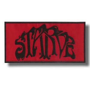 Peut inclure: Un écusson rectangulaire rouge avec le texte brodé en noir « STARVE » dans une police stylisée. L'écusson a une bordure noire.