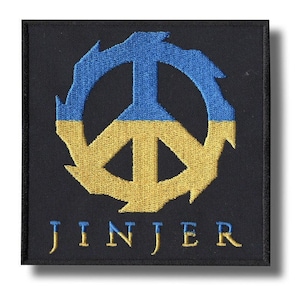 Op de afbeelding: Een vierkant zwart embleem met een blauw en geel vredesteken en het woord "JINJER" in geel geborduurd. Het vredesteken is gestileerd met gekartelde randen.