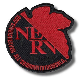 Pode incluir: Patch bordado com o logotipo NERV em vermelho e preto. O patch inclui o texto "GOD'S IN HIS HEAVEN, ALL'S RIGHT WITH THE WORLD". O patch tem uma forma distinta com um design vermelho em forma de asa.