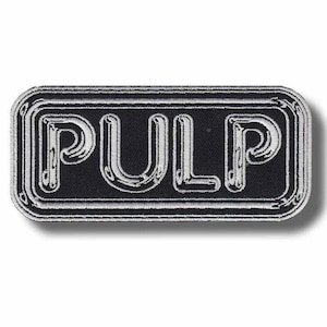 Puede incluir: Un parche bordado rectangular en blanco y negro. La palabra "PULP" está bordada en blanco, con letras estilizadas dentro de un borde blanco. El parche tiene forma rectangular redondeada y es probablemente para ropa o accesorios.