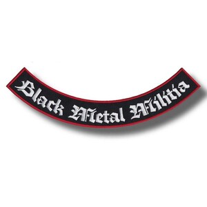 Peut inclure: Écusson brodé "Black Metal Militia". Le patch est noir avec une bordure rouge et des lettres blanches en police gothique. La forme arquée est courante pour ce type d'accessoire.