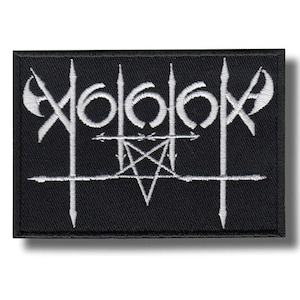 Puede incluir: Parche rectangular negro con diseño bordado en blanco. El diseño incluye los números 666, hachas, un pentagrama y otros símbolos. El parche es probablemente para una chaqueta o bolso.