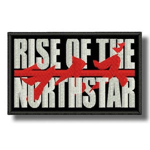 Puede incluir: Parche bordado con el texto "RISE OF THE NORTHSTAR" en letras blancas sobre fondo negro. Una línea roja con formas rojas estilizadas cruza el texto. El parche tiene un borde negro.