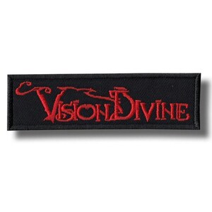 Peut inclure: Écusson rectangulaire noir avec le texte brodé "Vision Divine" en rouge. Le patch a une bordure noire et est destiné aux vêtements ou accessoires.