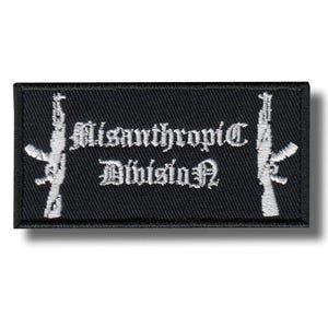 Peut inclure: Écusson rectangulaire noir avec texte brodé blanc et deux fusils stylisés. Le texte "Misanthropic Division" est écrit en police gothique. Idéal pour les vêtements ou accessoires.