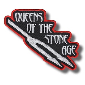 以下が含まれることがあります： 黒い背景に白い文字「QUEENS OF THE STONE AGE」と白い三叉のデザインが刺繍されたパッチ。パッチには赤い縁取りがあります。ジャケット、バッグ、その他の布製品に最適です。長さは約10cmです。