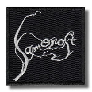 以下が含まれることがあります： 黒い正方形のパッチ。白い刺繍で「Amoroth」と書かれたスタイリッシュなフォント。パッチには黒い縁取りがあり、衣服やアクセサリーに縫い付けたり、アイロンで接着したりするように設計されています。