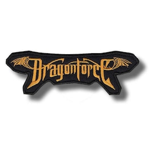 Può includere: Toppa ricamata nera con la scritta dorata "Dragonforce" e dettagli alati. La toppa ha una forma curva distintiva. Ideale per l'applicazione su abbigliamento o accessori.