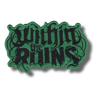 Peut inclure: Un écusson brodé vert avec l'inscription "Within the Ruins" en lettres gothiques noires. Le patch a une bordure décorative et un effet d'ombre, idéal pour les vestes ou les sacs.