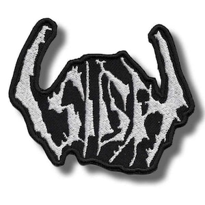 Op de afbeelding: Zwart en wit geborduurde patch met het woord "SADIST" in een gestileerd, gotisch lettertype. De patch heeft een unieke vorm met gebogen randen en een witte rand. De tekst is wit, de achtergrond is zwart.