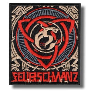 Könnte beinhalten: Gestickter Aufnäher mit schwarzem Hintergrund, mit einem roten und beigen Design und dem Text "FEUERSCHWANZ" in Rot. Das Design beinhaltet einen stilisierten Drachen und geometrische Formen.