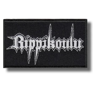 Op de afbeelding: Zwart rechthoekig embleem met het woord "Rippikoulu" in witte, gestileerde gotische letters geborduurd. De patch heeft een witte rand en is bedoeld voor kleding of accessoires.