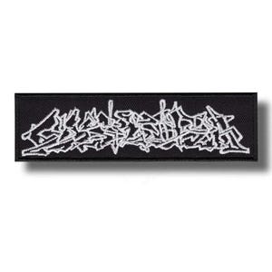 Op de afbeelding: Zwart rechthoekig embleem met witte geborduurde tekst in een graffiti-achtige lettertype. De patch heeft een zwarte rand en staat tegen een witte achtergrond. De tekst is onleesbaar.