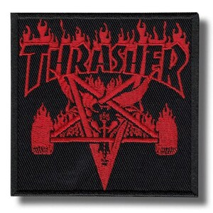 Puede incluir: Un parche cuadrado negro con la palabra "THRASHER" en rojo, con letras en forma de llama. Debajo, un pentagrama rojo con una calavera y llamas. Ideal para coser en ropa o bolsos.