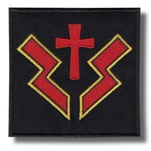 Pode incluir: Patch quadrado preto com uma cruz vermelha e duas formas de raio vermelhas com contornos dourados. O patch é bordado com um design detalhado.