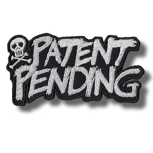 Pode incluir: Patch bordado em preto e branco com as palavras "PATENT PENDING" em uma fonte arrojada e estilizada. Um gráfico de caveira e ossos cruzados está no lado esquerdo. O patch tem uma borda preta e um fundo branco.