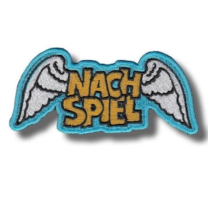 Könnte beinhalten: Gestickter Aufnäher mit hellblauem Rand und Hintergrund. Der Aufnäher zeigt weiße Flügel auf beiden Seiten des Textes "NACH SPIEL" in gelben Buchstaben. Der Aufnäher ist zum Aufnähen oder Aufbügeln auf Stoff gedacht.