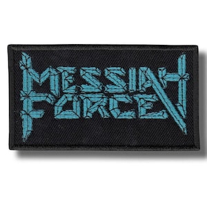 Peut inclure: Écusson rectangulaire noir avec l'inscription "MESSIAN FORCE" en lettres turquoise stylisées. Le texte a un aspect dentelé et cristallin. L'écusson est probablement un accessoire pour vêtements ou sacs.