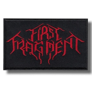 Peut inclure: Écusson rectangulaire noir avec l'inscription "FIRST FRAGMENT" brodée en rouge dans une police gothique. Le patch a une bordure noire et est destiné aux vêtements ou accessoires.
