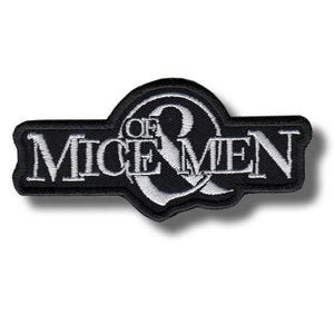 Könnte beinhalten: Schwarz-weißer, gestickter Aufnäher mit dem Text "OF MICE & MEN". Der Aufnäher hat eine rechteckige Form mit gewölbter Oberseite. Der Text ist in einer stilisierten Schriftart gehalten. Er ist zum Aufnähen auf Kleidung oder Accessoires bestimmt.