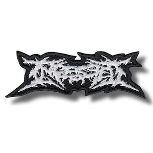 以下が含まれることがあります： 白と黒の刺繍パッチ。スタイリッシュなテキストが特徴です。テキストは黒い背景に白い糸で表現されています。パッチは不規則でギザギザした形状をしており、独特の外観を与えています。