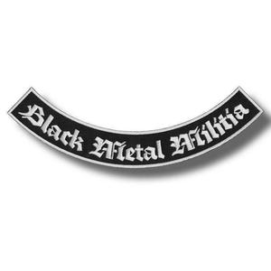 Pode incluir: Um patch preto curvo com texto bordado em branco que diz "Black Metal Militia". O patch tem uma borda preta e texto branco. O patch é ligeiramente curvo.