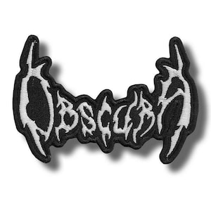 Könnte beinhalten: Schwarz-weißer, gestickter Aufnäher mit dem Wort "Obscory" in einer stilisierten, gotischen Schriftart. Der Aufnäher hat einen schwarzen Hintergrund mit weißen Nähten und eine einzigartige, geschwungene Form.