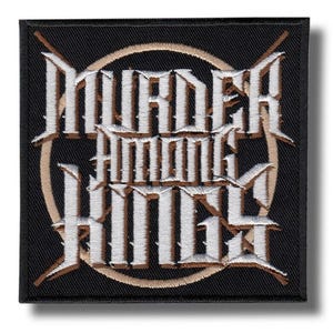 Könnte beinhalten: Ein schwarzer quadratischer Aufnäher mit dem gestickten Text "MURDER AMONG KINGS" in weißem und beigem Garn. Der Text ist in einer gotischen Schriftart gehalten und von einem beigen Kreis umgeben.