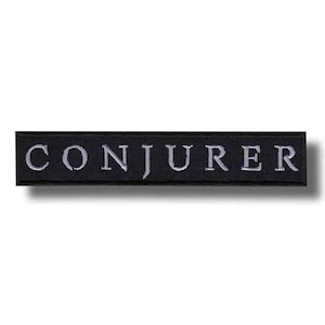 Peut inclure: Un écusson rectangulaire noir avec le mot "CONJURER" brodé en lettres majuscules blanches. Le patch a un design épuré et minimaliste, adapté à une application sur des vêtements ou des accessoires.