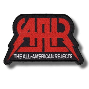 Op de afbeelding: Geborduurde patch met de letters "AAR" in rood, bliksemdetails en de woorden "THE ALL-AMERICAN REJECTS" in wit op een zwarte achtergrond. De patch heeft een zwarte rand.