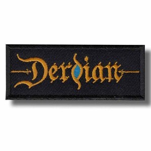 以下が含まれることがあります： 黒い長方形のパッチ。金色の糸で「Derdian」の文字が刺繍されています。テキストは、中央に青いアクセントが付いた様式化されたフォントです。パッチは黒いステッチで縁取られています。