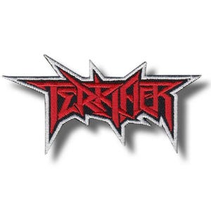 Può includere: Toppa ricamata con la scritta "Thrasher" in rosso, testo stilizzato. Il testo è delineato in bianco e nero, con un design a stella frastagliata. La toppa è per abbigliamento o accessori.