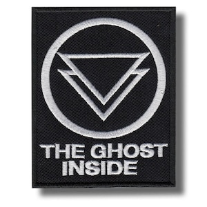 Könnte beinhalten: Schwarzer rechteckiger Aufnäher mit weißem Stickdesign. Das Design zeigt einen Kreis, der zwei sich überlappende Dreiecke umgibt. Der Text "THE GHOST INSIDE" ist darunter gestickt. Der Aufnäher hat einen schwarzen Rand.