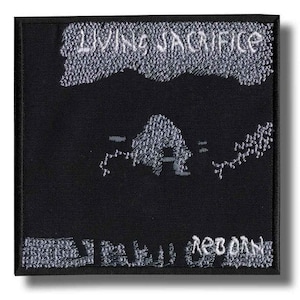 Peut inclure: Écusson carré noir avec texte et motif brodés en blanc. Le texte "LIVING SACRIFICE" est en haut, avec un motif abstrait au centre et le mot "REBORN" en bas. L'écusson a une bordure noire.