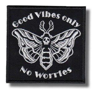 Puede incluir: Parche cuadrado negro con diseño de polilla bordada en blanco y las palabras "Good Vibes Only" y "No Worries". La polilla tiene una calavera en la cabeza. Ideal para ropa o accesorios.