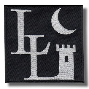 Op de afbeelding: Zwart vierkantige patch met wit geborduurd ontwerp. Voorzien van de letters "LE" verweven, een halve maan en een gestileerde kasteeltoren. Het ontwerp staat op een zwarte achtergrond met een witte rand.