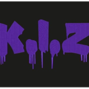 Könnte beinhalten: Ein schwarzes Quadrat mit dem Wort "K.I.D.Z" in lilafarbener Graffiti-Schrift. Die Buchstaben haben eine strukturierte Optik und einen tropfenden Farbeffekt, wodurch ein kühnes, urbanes Design entsteht.