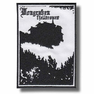 Könnte beinhalten: Ein rechteckiger schwarz-weißer Aufnäher mit dem Text "Wongrafen Helltronen" in gotischer Schrift. Das Design zeigt eine Silhouette eines Schlosses und eines Waldes vor weißem Hintergrund.