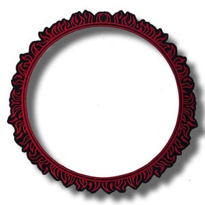 Puede incluir: Un marco decorativo circular con borde rojo y diseño de filigrana negra. El marco tiene un borde festoneado adornado y está sobre un fondo blanco. El diseño es simétrico y detallado.