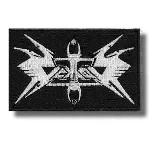 Peut inclure: Écusson rectangulaire noir avec un motif brodé blanc. Le motif présente un emblème stylisé avec des éléments angulaires et le mot "AVATAR" en gras. L'écusson est probablement destiné aux vêtements ou aux accessoires.